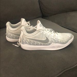 Men’s size 8.5 Nike basketball shoes